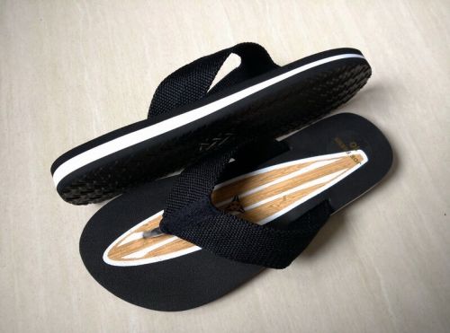Oceans slipper black met surfboard (uit voorraad leverb.) Oceans slipper black met surfboard (uit voorraad leverb.)