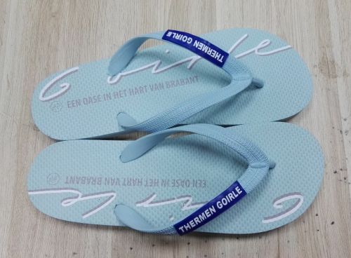 Rubber teenslipper met tekst naar eigen keus Rubber teenslipper met tekst naar eigen keus