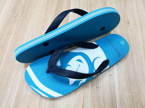 Rubber teenslipper met logo over gehele zool Rubber teenslipper met logo over gehele zool