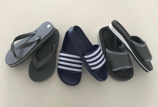 Neutrale slippers in kids maten uit voorraad leverbaar Neutrale slippers in kids maten uit voorraad leverbaar