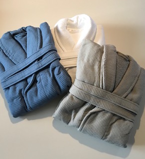 Badjassen wafel in kleuren taupe - wit - denim Badjassen wafel in kleuren taupe - wit - denim